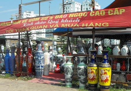 Một cửa hàng gốm sứ Đá Ngọc cao cấp trên đường Phạm Hùng.